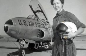 82 �ves pil�tan� is rep�lhet az �rbe Jeff Bezosszal