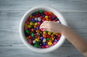 Cukorf�gg�nek nevelj�k gyerekeinket? A rom�niai sz�l�k t�bb mint 60%-a legal�bb napi egyszer �dess�get ad csemet�j�nek