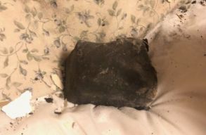 B�k�sen aludt a kanadai n�, amikor egy meteorit �tszak�totta felette a plafont