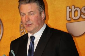 „A bar�tom volt” – megsz�lalt  Alec Baldwin, aki v�letlen�l lel�tte operat�r�t