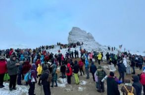 T�bb ezren gy�ltek �ssze a Szfinxn�l, hogy l�ss�k, megjelenik-e az energiapiramis. Egyeseket a hegyiment�k kellett lehozzanak