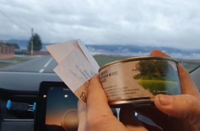 Borboly Csaba is kapott medveszar konzervet a Cs�ki S�rt�l, cser�be M�rton �ronr�l sz�l� k�nyvet adott