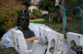 Egy moldvai v�rosban l�ba kelt egy 2 m�teres, 1,5 tonn�s Ștefan cel Mare-szobornak