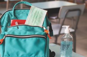 Az iskol�k bez�r�sa szocializ�ci�s hi�nyt, roml� sz�veg�rt�st �s s�lyosbod� eszk�zf�gg�s�get eredm�nyezett 