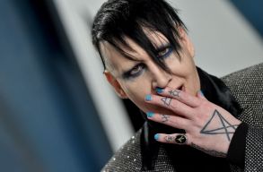 Elfogat�parancsot adtak ki Marilyn Manson ellen: az �nekest egy vide�s b�ntalmaz�s�val v�dolj�k