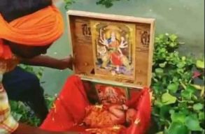 �lve tal�lt�k a Gangeszen a dobozba tett csecsem�t, egy cs�nakos mentette ki