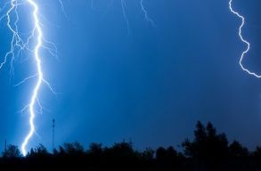 Nagyid� volt az �jszaka Sz�kelyf�ld�n. Nem hiszed el, hogy h�nyszor vill�mlott