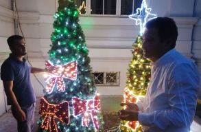 K�nikulariad� van, de az aradi polg�rmesternek m�r a v�ros kar�csonyf�j�n j�r az esze