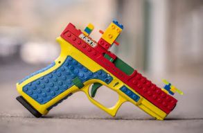 Leg�b�l k�sz�lt j�t�kpisztolynak �lc�zott igazi fegyver v�ltott ki k�zfelh�borod�st Amerik�ban