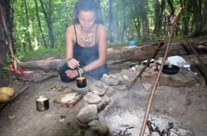 Megl�togattuk az erd�ben Kolozsv�r egyetlen s�m�n-boszork�ny�t