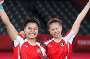 �t tehenet, h�zat �s egy h�sgomb�c �ttermet kapnak aj�nd�kba az arany�remmel hazat�r� indon�z tollaslabd�z�k