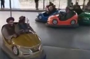 A t�libok azt bizonygatj�k, hogy Kabulban minden rendben: a harcosaik egy vid�mparkban civilekkel kocsik�ztak