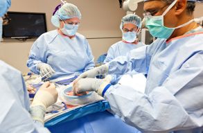 �t ember �let�t mentette meg, hogy egy elhunyt szatm�ri n�nek �t�ltethett�k a szerveit