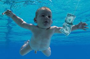 Beperelte a Nirvan�t a f�rfi, aki az egy�ttes albumbor�t�j�n meztelen babak�nt �szott a p�nz ut�n