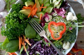 Az eg�szs�gesen t�pl�lkoz�k k�nnyebben �tesnek a koronav�rus fert�z�sen, mondj�k a kutat�k