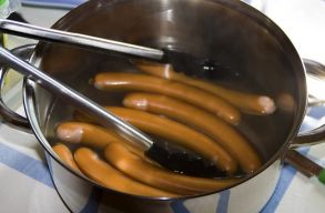 Felm�r�s: �dess�ggel, chipsszel, virslivel t�mj�k gyermekeinket. Ez nagyon nem j�