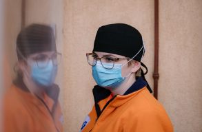 Mit tegyek, ha a p�rom megfert�z�d�tt, de nekem nincs t�netem? GYIK oltottaknak �s oltatlanoknak