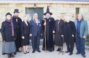 Az �j-z�landiak kir�gt�k az �llamilag alkalmazott var�zsl�jukat, mert szexista