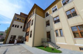 Magyar sz�l�k nyertek k�rt�r�t�si pert a „cinikus” f�tanfel�gyel�vel szemben, precedens�rt�k� lehet