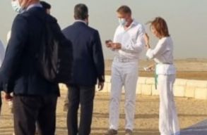 Az orsz�g �g �s a v�nasszony f�s�lk�dik: Johannis az egyiptomi piramisokn�l