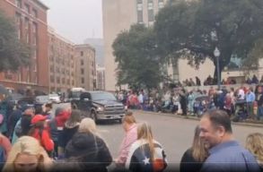 Dallasban gy�ltek �ssze a QAnon-h�v�k, v�rva, hogy megjelenjen Kennedy, �s jelentse be, hogy ism�t Trump az eln�k