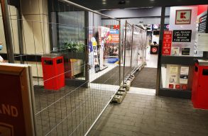 Egyes v�rosokban m�r lebontott�k az oltatlanokat kiz�r� ker�t�seket a Kauflandban