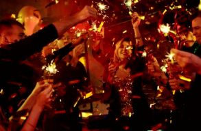 T�bb mint sz�zan buliztak a klubban, a rend�rs�g is ben�zett, de nem voltak parti hangulatban