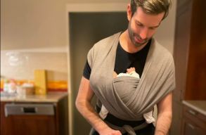 A gyerek�t hordoz�kend�ben mag�ra k�t� Fekete-Gy�r Andr�ssal  g�nyol�dott a Fidesz megmond�embere