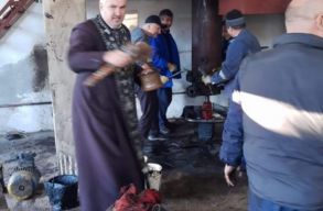 Meghib�sodott a t�vh�h�l�zat, papot h�vtak, hogy megoldja a probl�m�t