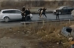 T�bben �sszekaptak az 1-es orsz�g�ton, mik�zben dug�ban v�rakoztak