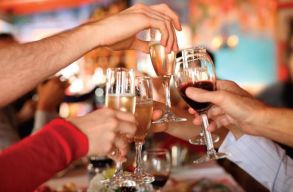 K�zel k�tmilli� rom�n �llampolg�r �nnepli p�nteken a n�vnapj�t