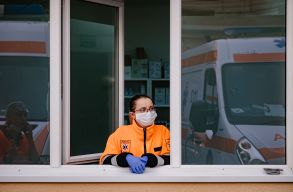 M�g mindig pand�mia vagy m�r csak end�mi�r�l van sz�? Milyen szeml�letv�lt�st hoz a j�rv�nykezel�sben az omikron-hull�m ?