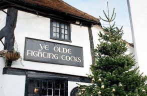 1200 �ven kereszt�l m�k�d�tt, most a j�rv�ny miatt bez�r Anglia legr�gibb kocsm�ja